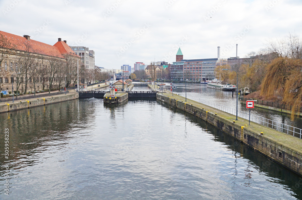 Obraz premium A ship is sailing along a river in the center of Berlin. City landscape. City river transport.