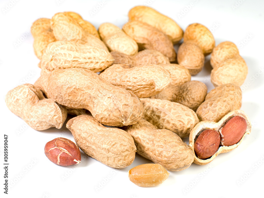 cacahuètes grillés sur fond blanc cacahuètes grillés sur fond blanc