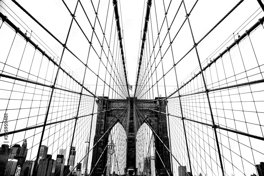 Obraz premium Black and white Perspective of Brooklyn Bridge - New York