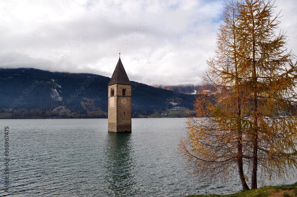 Herbststimmung am Reschensee mit versunkener Kirche, Südtirol Italien