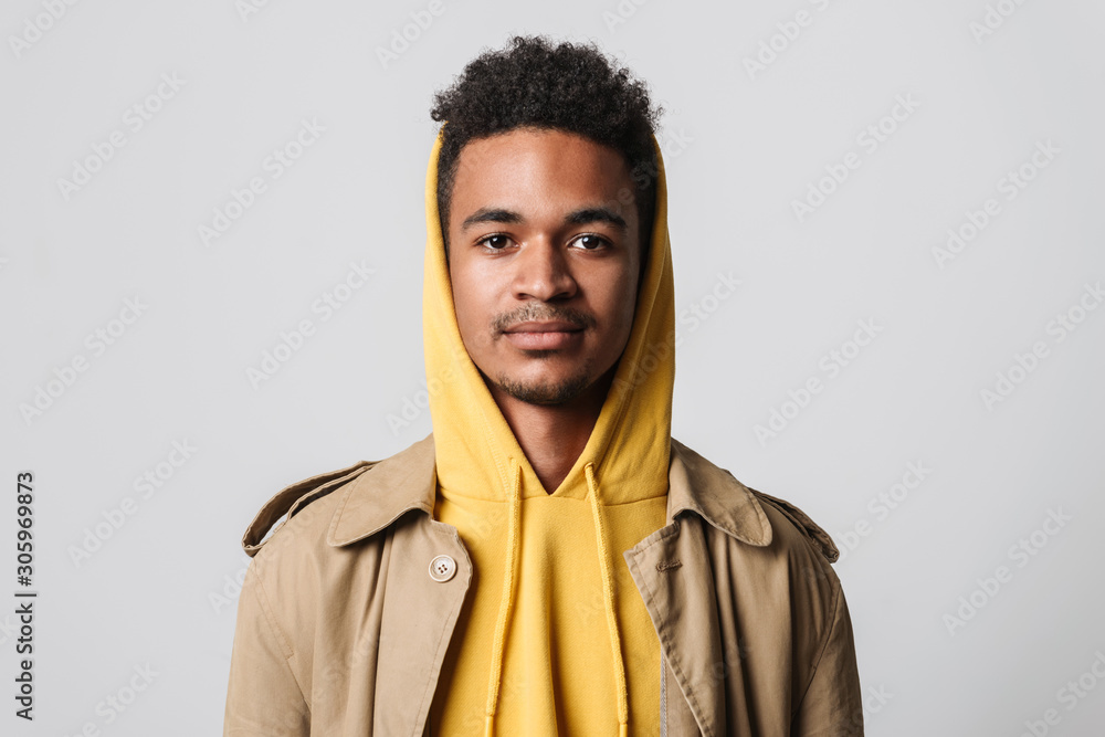 Obraz premium Photo of young african american man posing and looking at camera