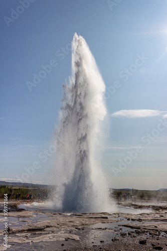 Tela Strokkur big geyser eruption in summer Iceland lanscape, Big geyser in action ou