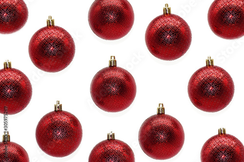 Merry Christmas rote Christbaumkugel freigestellt auf weißen Hintergrund