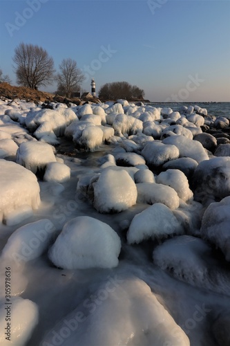 Leuchtturm Bülk und vereiste Steine an der Ostsee Küste im Winter