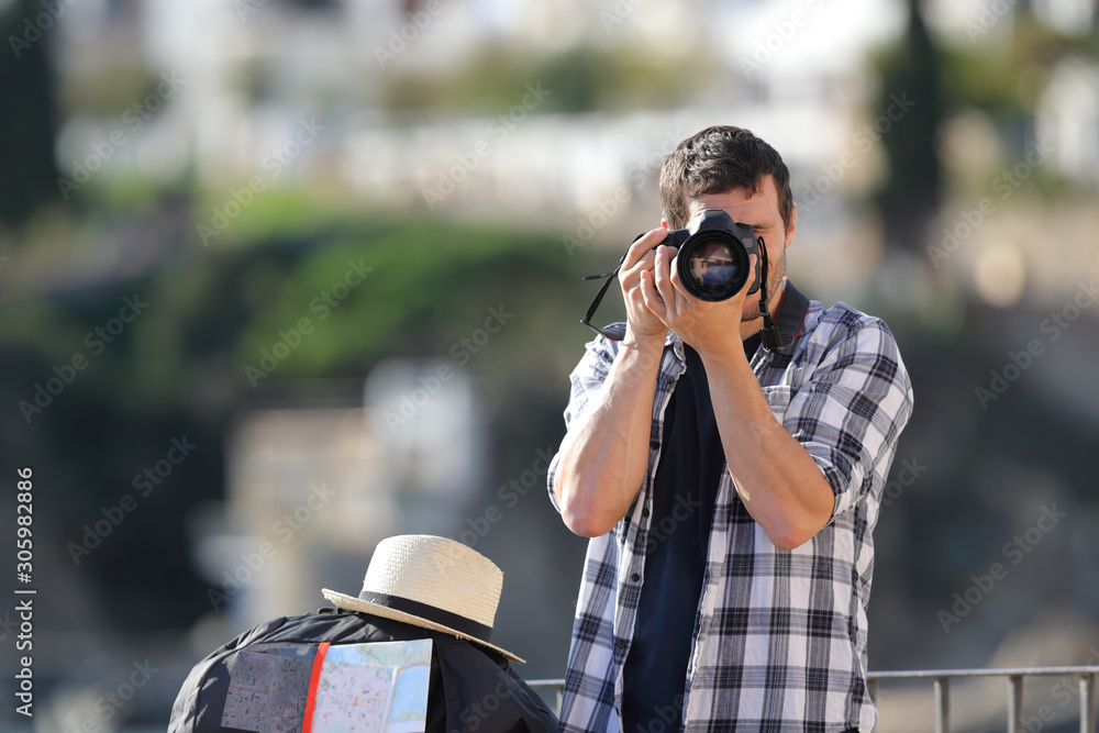 Obraz premium Tourist taking photos with a dslr camera on vacation