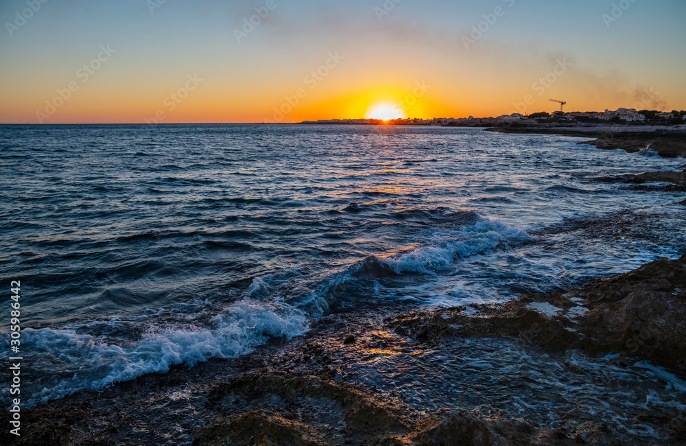 Obraz premium Tranquil sunset seascape with pink sky