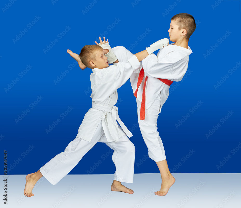 Athletes with overlays on his hands beats blows Athletes with overlays on his hands beats blows