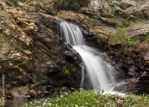 cascada entre las rocas