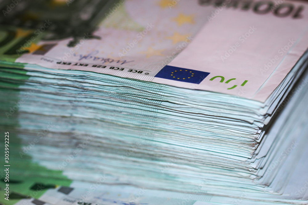 mehrere Tausend Euro in Banknoten, Geldscheine gebündelt auf einem Stapel mehrere Tausend Euro in Banknoten, Geldscheine gebündelt auf einem Stapel