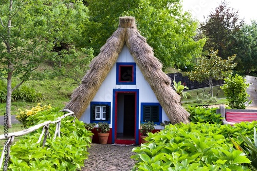 Fotografi Typical old house of Santana in Madeira Island with a particular thatched roof a