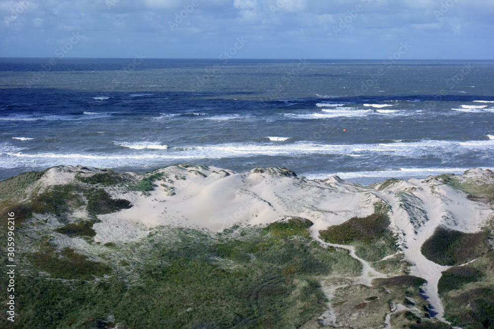 Der Blick vom Leuchtturm Lyngvig Fyr auf die Dünen und die Ostsee Der Blick vom Leuchtturm Lyngvig Fyr auf die Dünen und die Ostsee