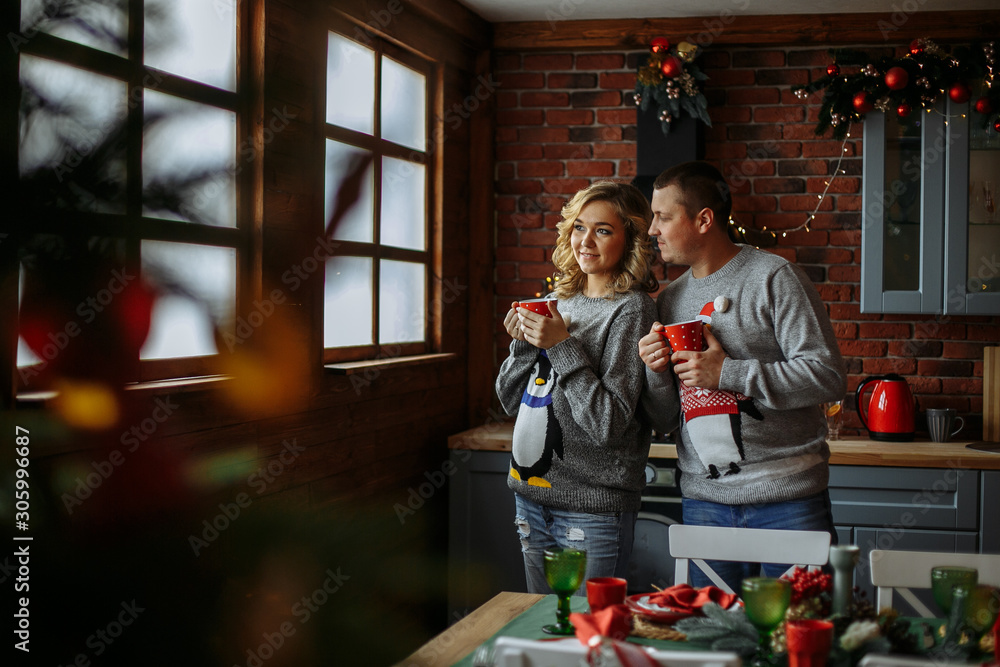 Obraz premium husband and wife drink tea in the kitchen