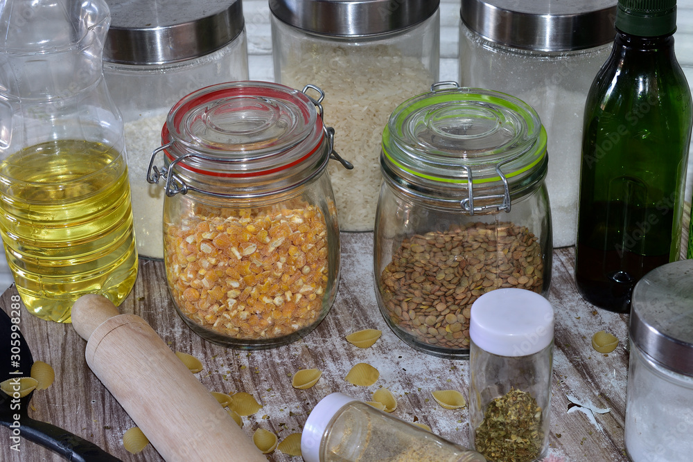 Conjunto de envases cilindricos llenos de granos y cereales Conjunto de envases cilindricos llenos de granos y cereales