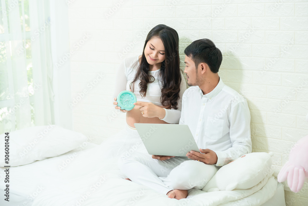 Pregnant woman buys products online with her boyfriend On weekends Pregnant woman buys products online with her boyfriend On weekends