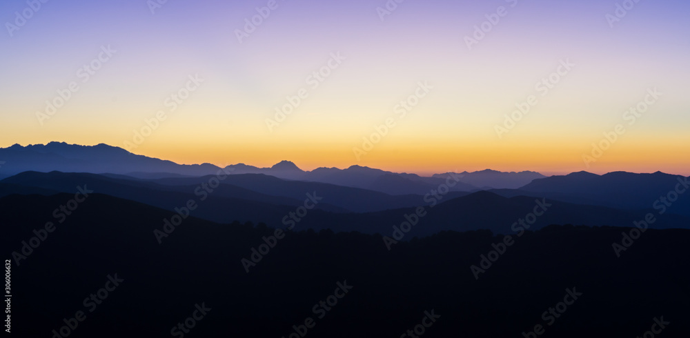 Atardecer en la cima del Parque natural Saja, Cantabria Atardecer en la cima del Parque natural Saja, Cantabria