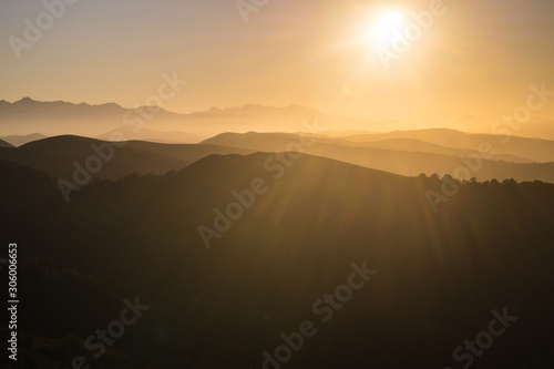 Montañas a contraluz en un atardecer soleado en la cima del Parque natural Saja, Cantabria