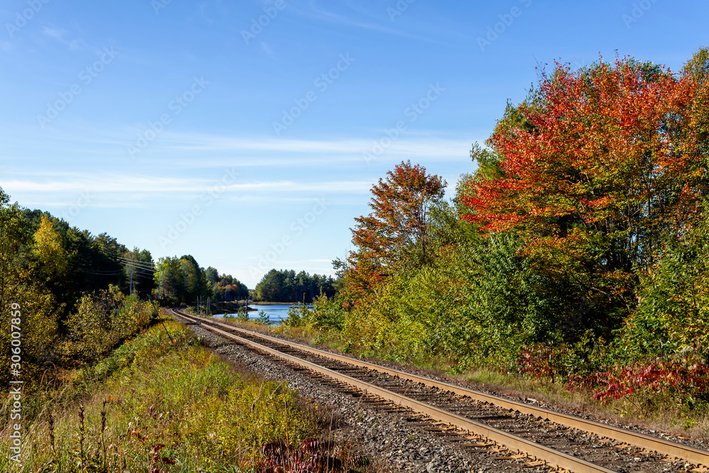 Obraz premium Railway tracks in a rural scene in nice autumn sunny day