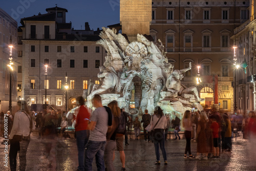 Canvas Print Fountain of the the Piazza Navona at night in Rome, Italy