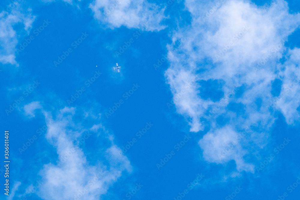 un avion au loin dans le ciel largue un parachutiste un avion au loin dans le ciel largue un parachutiste