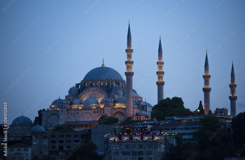 Obraz premium Istanbul, Turkey, Middle East: night skyline of the city with view of the illuminated Suleymaniye mosque, Ottoman imperial mosque commissioned by Suleiman the Magnificent and designed by Mimar Sinan