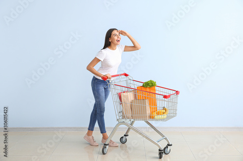 Young woman with shopping c...