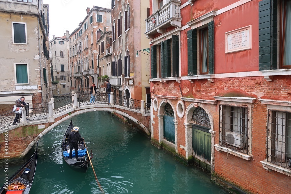 Venise, gondole naviguant sur un canal et passant sous le pont de la Cortesia (Italie)