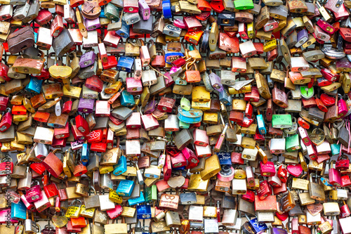 Wall of padlocks © nowyn
