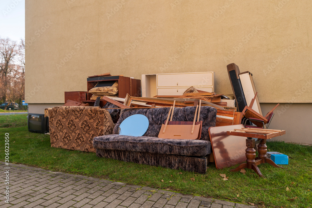 Sperrmüll an der Giebelseite eines Hauses