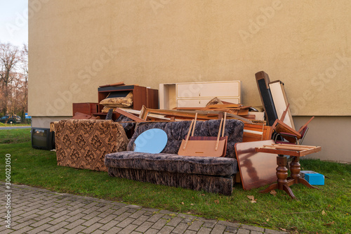 Obraz na płótnie Sperrmüll an der Giebelseite eines Hauses w salonie