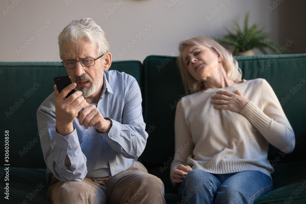 Husband makes emergency call while wife lies with heart attack Husband makes emergency call while wife lies with heart attack