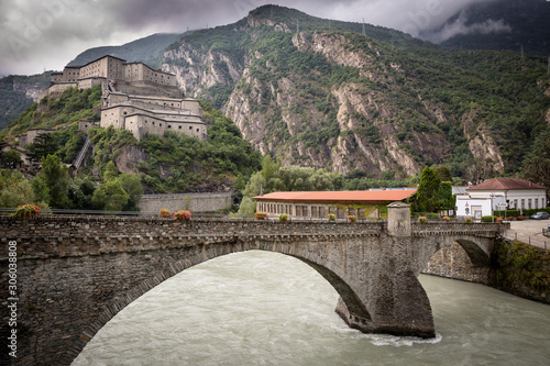 Foto Hone/Bard old bridge over Dora Baltea river and a view of the Bard fortress, Aos