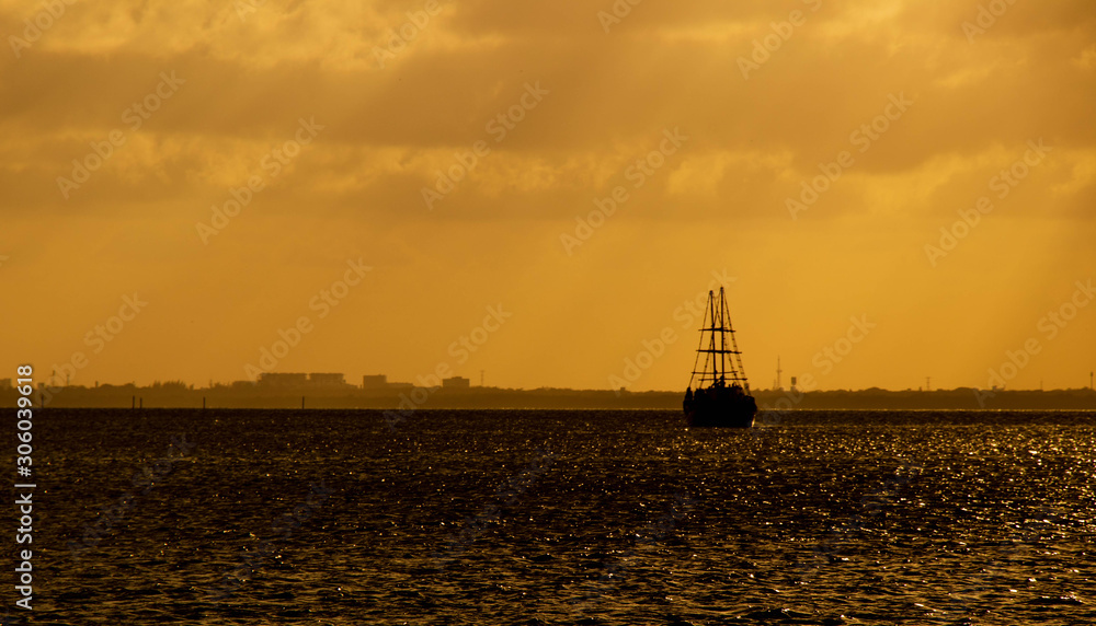 Fototapeta premium Atardecer en un puerto