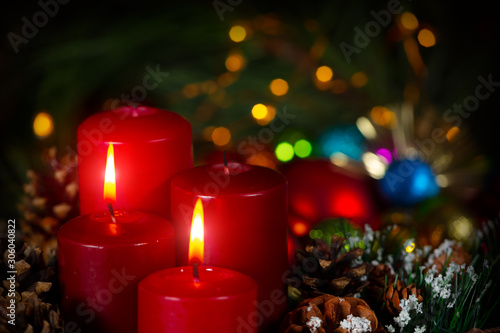 Zweiter Advent Kerze anz  nden Weihnachtskerzen Bokeh Nahaufnahme Advent weihnachtsgesteck 2. Advent Adventskerzen weihnachtsstimmung zweiter adventskranz rote kerzen weihnachtszeit weihnachtsgesteck 