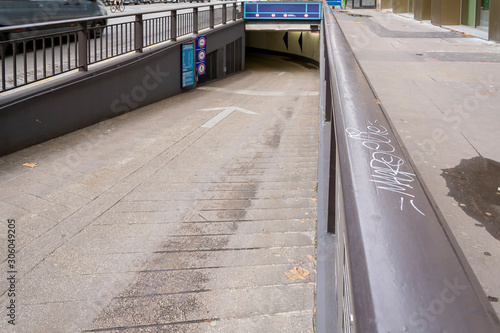 Entrée de parking sous-terrain privé payant