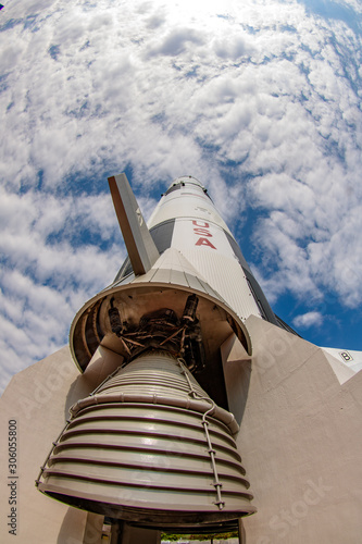 Obraz na płótnie Static display of NASA Saturn V rocket in Huntsville Alabama w salonie