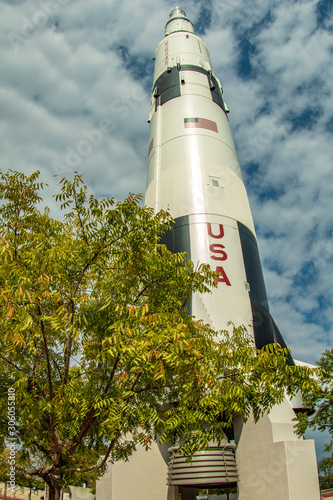 Obraz na płótnie Static display of NASA Saturn V rocket in Huntsville Alabama w salonie
