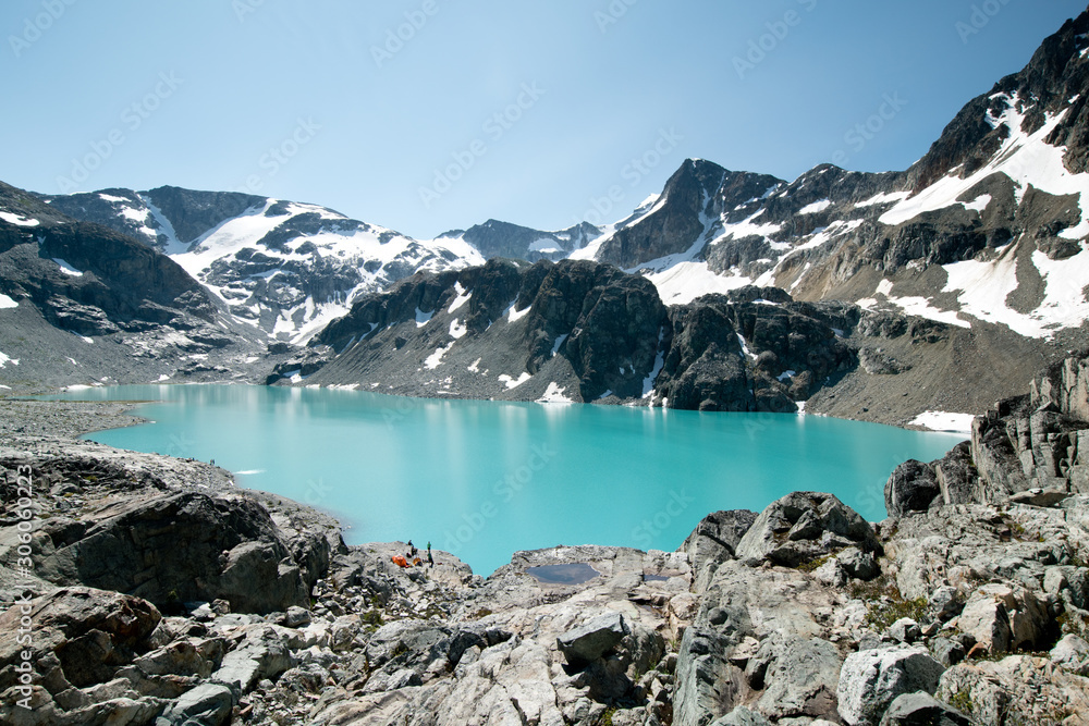 Obraz premium Turquoised-coloured wedgemount lake in Garibaldi provincial park