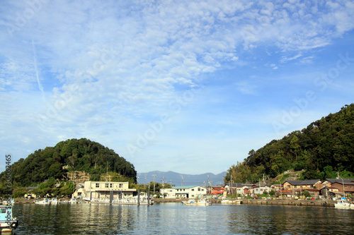 琵琶湖　沖島の漁港と青空