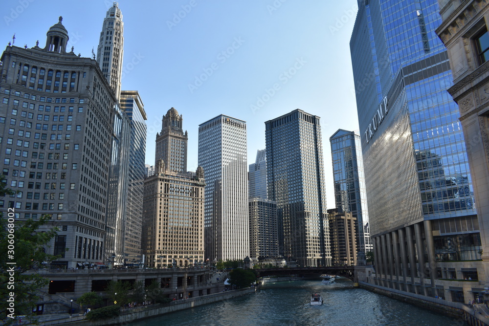Obraz premium buildings on Chicago River