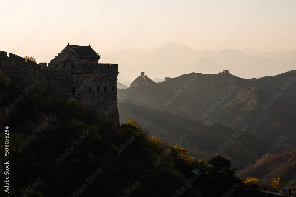 Obraz premium Scenic panoramic view of the Great Wall Jinshanling portion close to Beijing, on a sunny day of autumn, in China