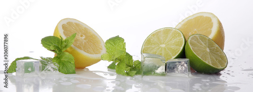 Frische Limetten und Zitronen