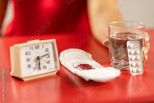 Bilde på lerret closeup on alarm clock in hands of women period day