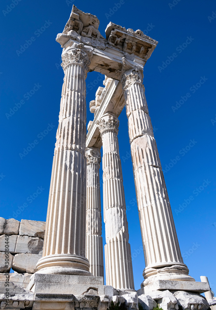 Pergamon Antique City, White columns ve sun, Bergama, Izmir Pergamon Antique City, White columns ve sun, Bergama, Izmir