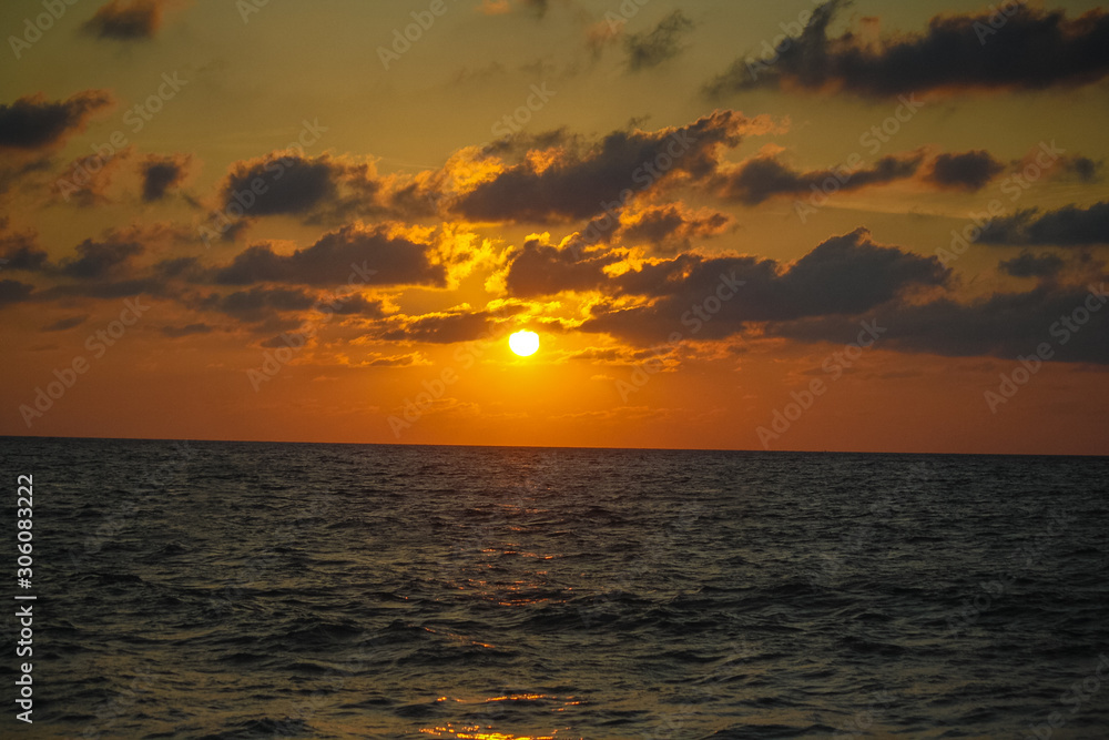 Obraz premium sunset over the sea