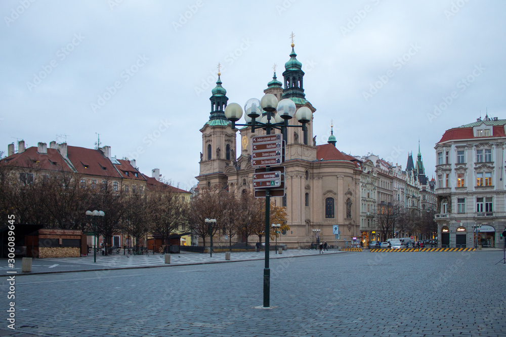Obraz premium Pejzaż architektury i starożytne ulice czeskiej stolicy Pragi wczesnym rankiem przed Bożym Narodzeniem.