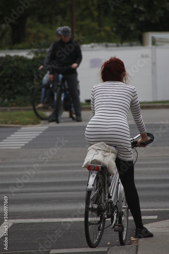Biking in the city © Laiotz