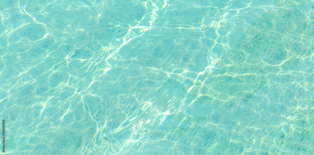 Obraz premium Swimming pool and sunlight reflection