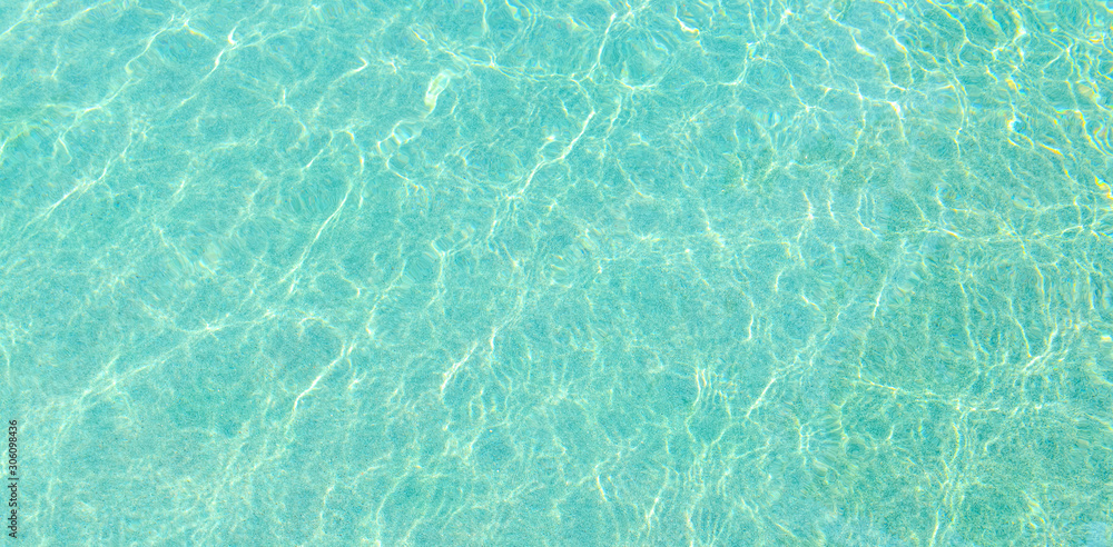 Obraz premium Swimming pool and sunlight reflection