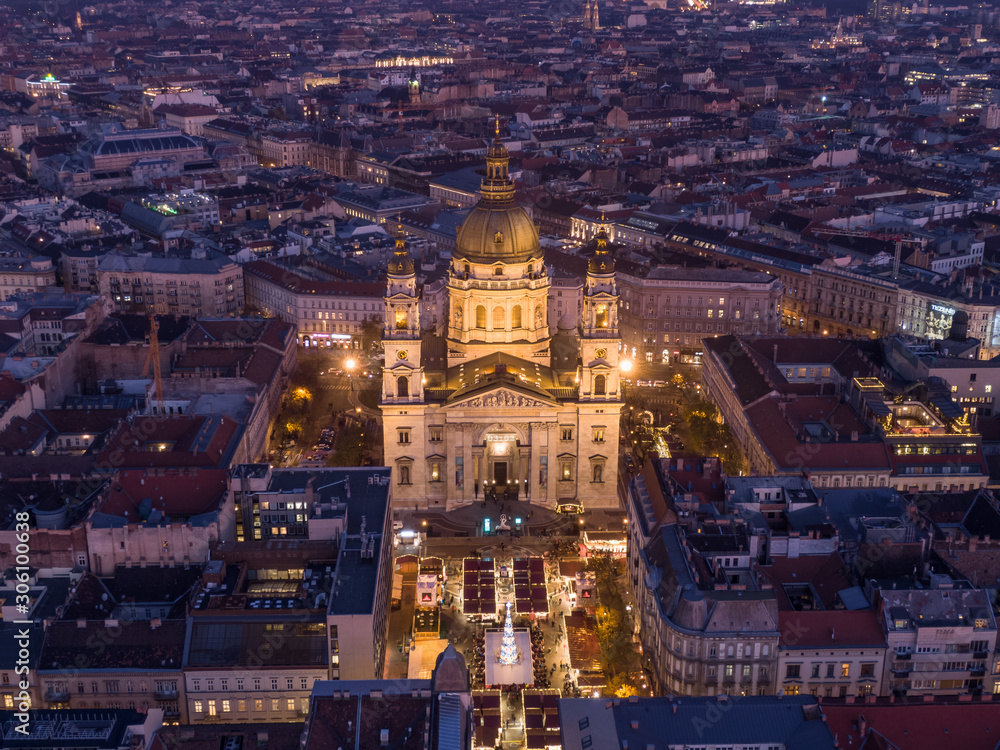 St. Stephen's Basilica in Budapest Hungary at night - obrazy, fototapety, plakaty 