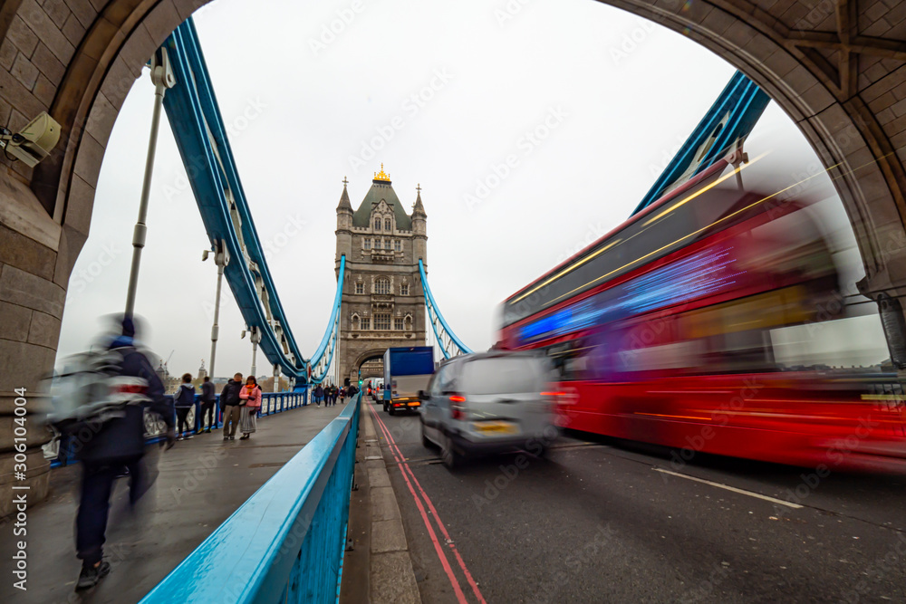 Obraz premium Traffic scene on the Tower Bridge of London